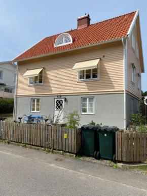 Solhyddan, tvårumslägenhet i villa nära havet in Båstad